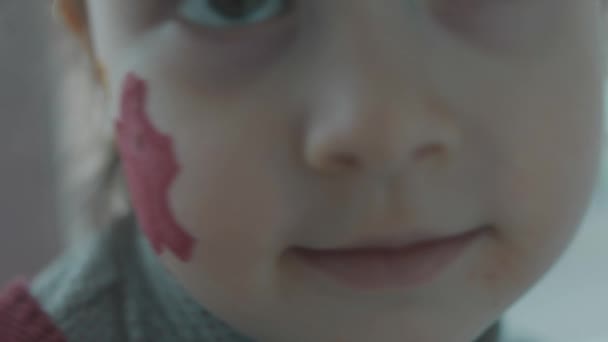かわいいトッドラーの女の子の顔にピギーバンクの絵 金融教育 預金コンセプト スローモーション — ストック動画