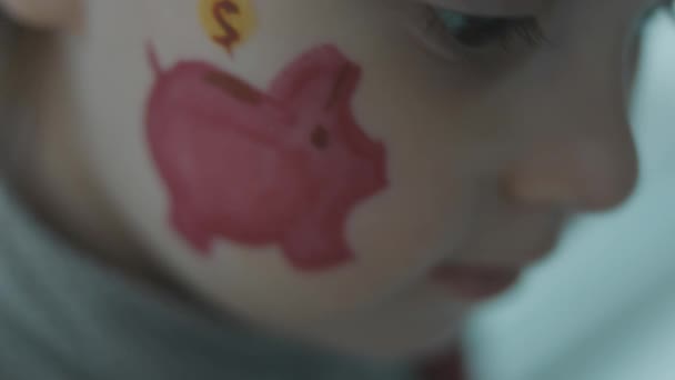 Piggy Banco Pintura Rosto Uma Menina Bonito Criança Conceito Banco — Vídeo de Stock