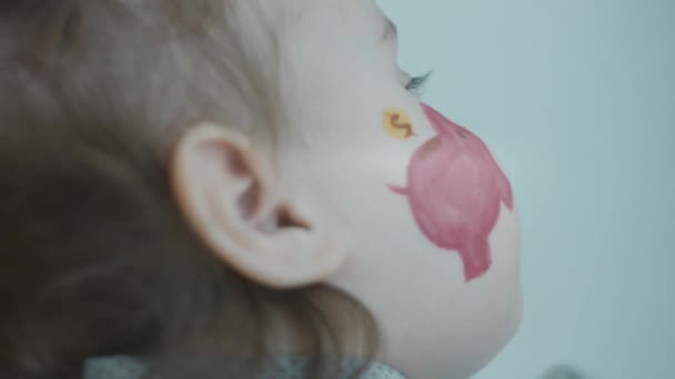 Sparschweinmalerei Auf Dem Gesicht Eines Niedlichen Kleinkindes Bankwesen Finanzausbildung Und — Stockvideo
