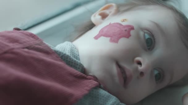 Χαρούμενο Κοριτσάκι Έναν Πίνακα Κουμπαρά Στο Πρόσωπό Της Έννοια Των — Αρχείο Βίντεο