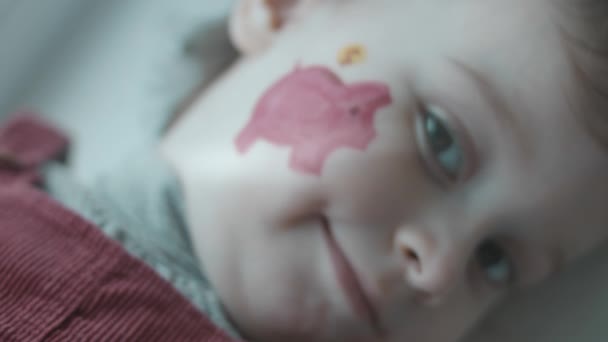 Ragazza Carina Bambino Con Salvadanaio Dipinto Sul Viso Bancario Educazione — Video Stock