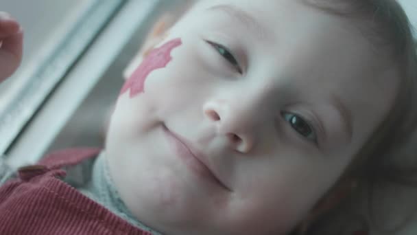 Menina Criança Bonito Com Piggy Banco Pintura Seu Rosto Fazer — Vídeo de Stock