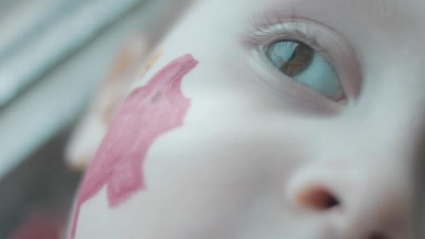 在一个可爱的蹒跚学步的小女孩的脸上画着皮吉班克的画 金融教育和存款概念 — 图库视频影像