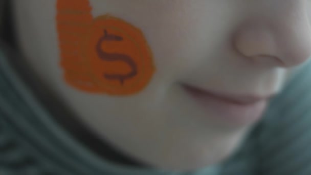 かわいい女の子の顔に黄金のコインのスタック 金融教育 預金コンセプト — ストック動画