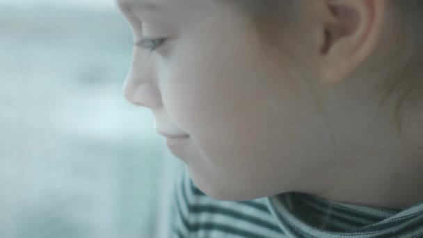 Yüzünde Bir Yığın Altın Sikke Olan Neşeli Küçük Bir Kız — Stok video