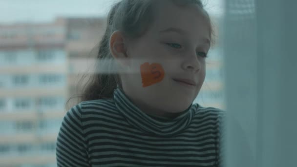 Χαρούμενο Κοριτσάκι Μια Στοίβα Χρυσά Νομίσματα Ζωγραφισμένα Στο Πρόσωπό Της — Αρχείο Βίντεο