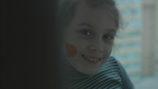 Веселая Маленькая Девочка Пачкой Золотых Монет Лице Банковское Финансовое Образование — стоковое видео
