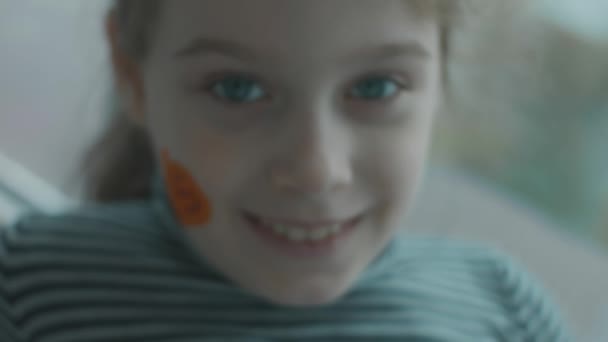 Весела Маленька Дівчинка Стопкою Золотих Монет Намальованих Обличчі Банківська Фінансова — стокове відео