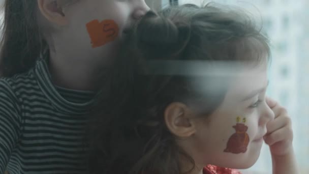 Nette Kleine Mädchen Mit Goldenen Münzen Gesicht Bankwesen Finanzausbildung Und — Stockvideo