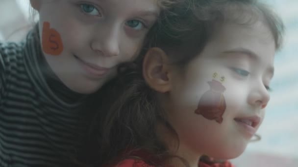 Yüzlerinde Altın Sikke Resimleri Olan Şirin Küçük Kızlar Bankacılık Mali — Stok video