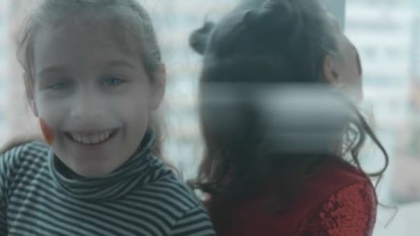 Glada Små Flickor Med Guldmyntmålningar Ansiktet Bank Finans Och Inlåningskoncept — Stockvideo