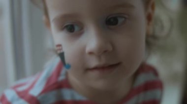Yüzünde konteynır gemisi resmi olan neşeli bir kız. Parmağıyla tabloyu işaret etti. Kargo ve nakliye konsepti