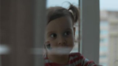 Yüzünde konteynır gemisi resmi olan neşeli bir kız. Kargo ve nakliye konsepti