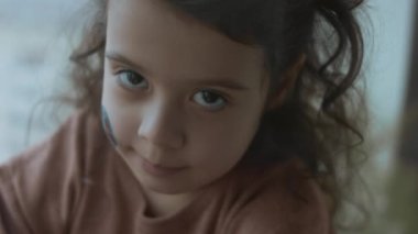 Yüzünde dünya çapında bir nakliye kamyonu olan sevimli küçük bir kız. Kargo ve nakliye konsepti