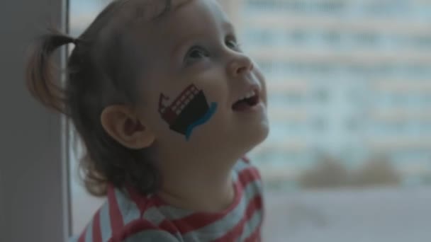 Gadis Kecil Yang Ceria Dengan Lukisan Kapal Kontainer Wajahnya Konsep — Stok Video
