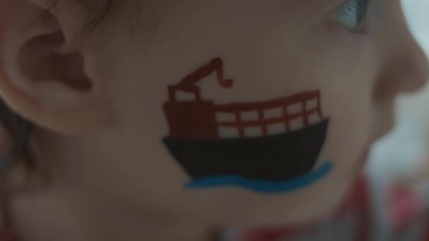 Container Pintura Navio Rosto Uma Menina Bonito Criança Conceito Carga — Vídeo de Stock