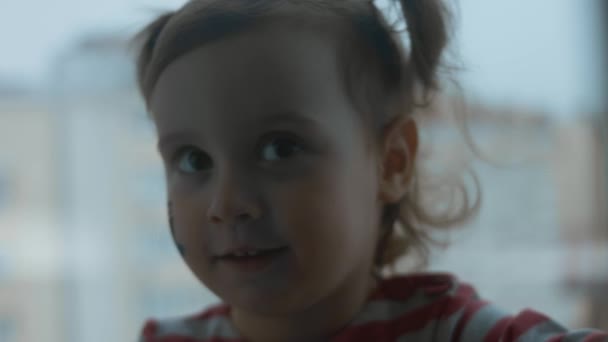快乐的蹒跚学步的小女孩 脸上挂着集装箱船的画 货物和航运概念 — 图库视频影像