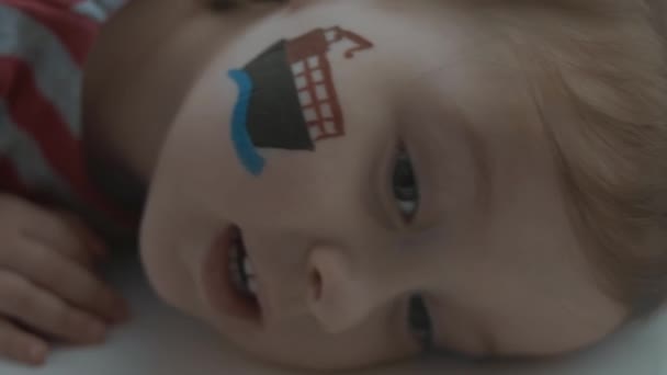 Container Pintura Navio Rosto Uma Menina Bonito Criança Dar Beijos — Vídeo de Stock