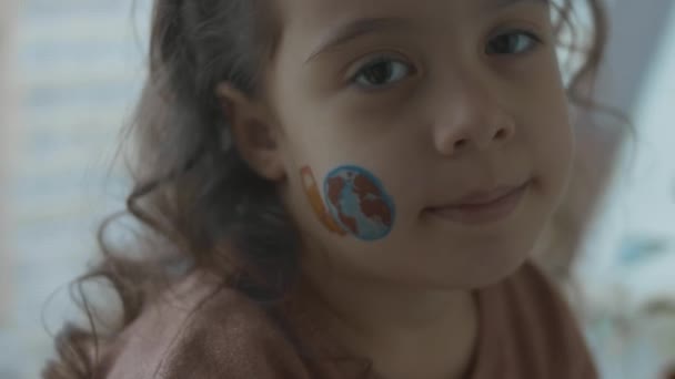 Linda Niña Con Una Pintura Camiones Envío Todo Mundo Cara — Vídeos de Stock