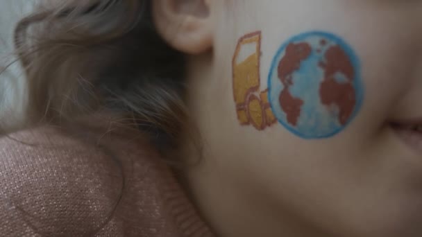 在一个可爱的小女孩脸上挂着世界范围内的卡车画 货物和航运概念 — 图库视频影像