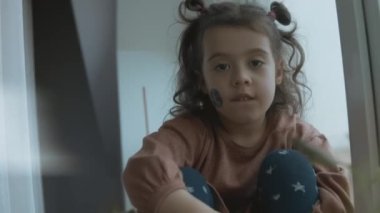 Yüzünde dünya çapında bir nakliye kamyonu olan sevimli küçük bir kız. Kargo ve nakliye konsepti