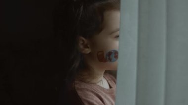 Yüzünde dünya çapında bir nakliye kamyonu olan sevimli küçük bir kız. Kargo ve nakliye konsepti