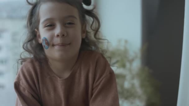 Petite Fille Mignonne Avec Une Peinture Camion Expédition Dans Monde — Video