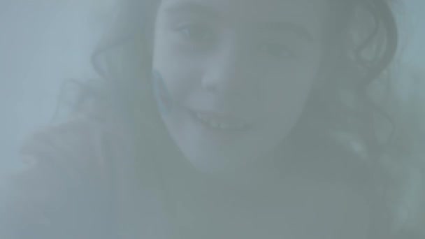 Симпатична Маленька Дівчинка Всесвітньою Вантажівкою Яка Малює Обличчі Грає Пікабу — стокове відео