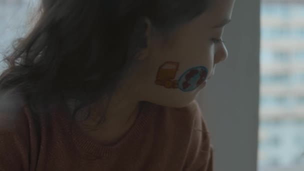Παγκόσμια Ζωγραφική Φορτηγό Ναυτιλία Στο Πρόσωπο Ενός Χαριτωμένο Κοριτσάκι Έννοια — Αρχείο Βίντεο