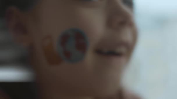 Söt Liten Flicka Med Världsomspännande Lastbil Målning Ansiktet Last Och — Stockvideo