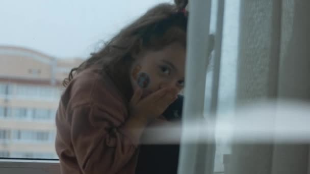 Χαριτωμένο Κοριτσάκι Έναν Πίνακα Ενός Φορτηγού Στο Πρόσωπό Της Στέλνω — Αρχείο Βίντεο