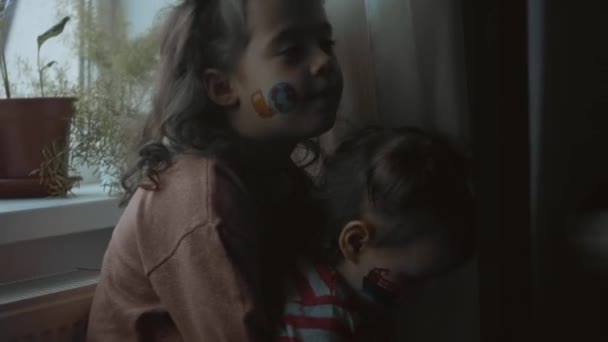 Twee Vrolijke Meisjes Met Vracht Verzendschilderijen Hun Gezicht Vracht Scheepvaartconcept — Stockvideo