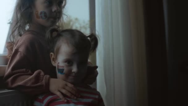 Yüzlerinde Kargo Nakliye Resimleri Olan Iki Neşeli Küçük Kız Kargo — Stok video