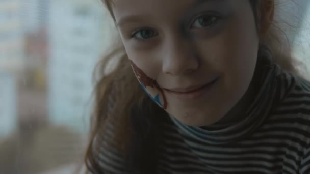 Веселая Маленькая Девочка Картиной Международного Воздушного Судоходства Лице Концепция Груза — стоковое видео