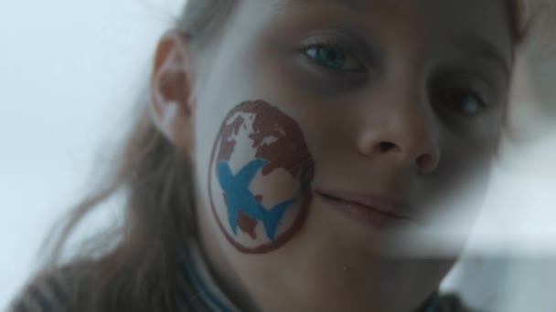 Petite Fille Joyeuse Avec Peinture Expédition Aérienne Internationale Sur Son — Video
