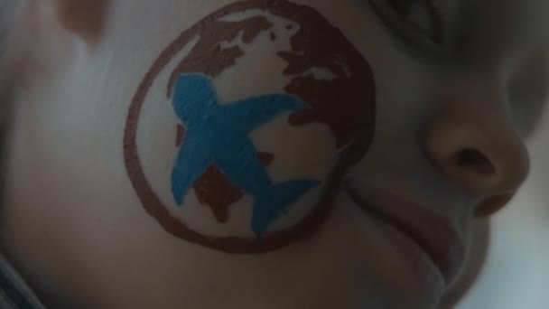Διεθνής Αεροναυτιλιακή Ζωγραφική Στο Πρόσωπο Ενός Χαρούμενου Μικρού Κοριτσιού Έννοια — Αρχείο Βίντεο