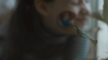 Yüzünde uluslararası hava taşımacılığı resmi olan neşeli küçük bir kız. Kargo ve nakliye konsepti