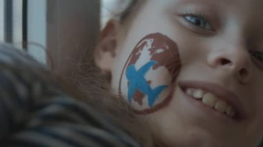 Neşeli küçük bir kızın yüzünde uluslararası hava taşımacılığı resmi. Kargo ve nakliye konsepti