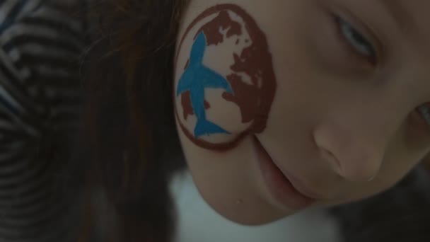 Internationale Luftfrachtmalerei Auf Dem Gesicht Eines Fröhlichen Kleinen Mädchens Fracht — Stockvideo