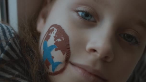 Διεθνής Αεροναυτιλιακή Ζωγραφική Στο Πρόσωπο Ενός Χαρούμενου Μικρού Κοριτσιού Έννοια — Αρχείο Βίντεο