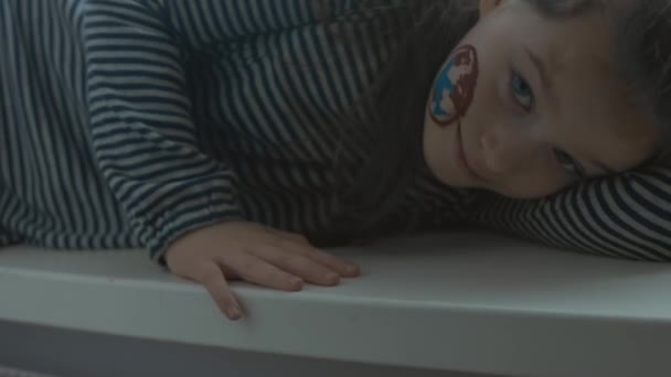 Gadis Kecil Yang Ceria Dengan Lukisan Pengiriman Udara Internasional Wajahnya — Stok Video