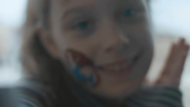 一个快乐的小女孩脸上挂着国际空运的画 货物和航运概念 — 图库视频影像
