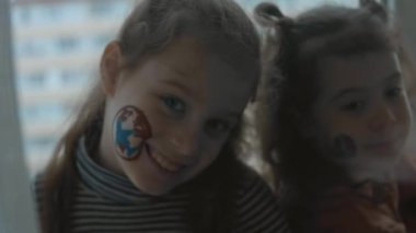 Yüzlerinde kargo ve nakliye resimleri olan iki neşeli küçük kız. Kargo ve nakliye konsepti