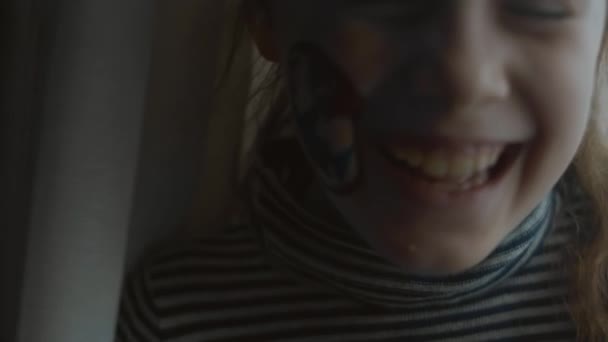 Веселая Маленькая Девочка Картиной Международного Воздушного Судоходства Лице Концепция Груза — стоковое видео