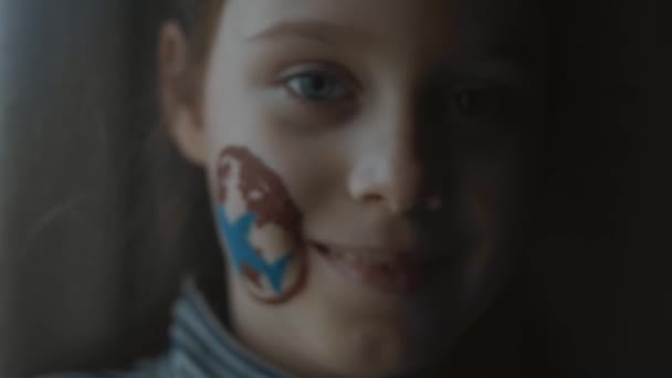 Vrolijk Klein Meisje Met Internationale Lucht Scheepvaart Schilderij Haar Gezicht — Stockvideo