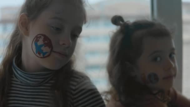Duas Meninas Sérias Com Pinturas Carga Transporte Seus Rostos Conceito — Vídeo de Stock
