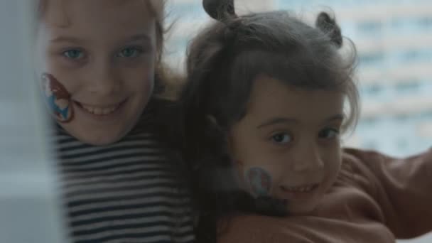 Två Glada Små Flickor Med Last Och Sjöfart Målningar Sina — Stockvideo