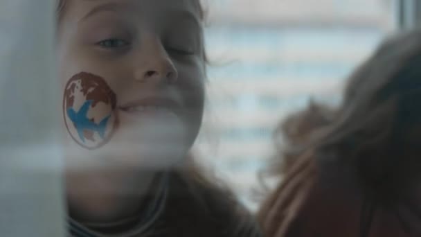 Веселая Маленькая Девочка Картиной Международного Воздушного Судоходства Лице Сделать Смешное — стоковое видео