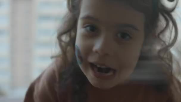 Симпатична Маленька Дівчинка Всесвітньою Вантажівкою Яка Малює Обличчі Смішні Обличчя — стокове відео