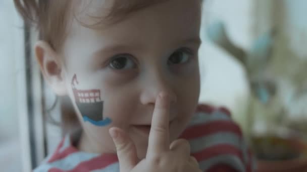 Glada Småbarn Flicka Med Container Fartyg Målning Hennes Ansikte Jag — Stockvideo
